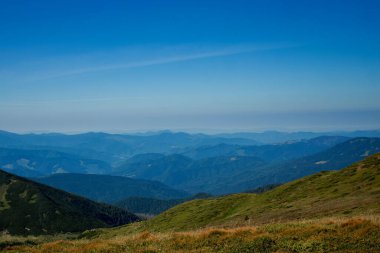 Mavi gökyüzü ve dağ manzarası. Sahne sabahın erken saatleri. Dağ doğal manzarası.