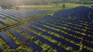Güneşli bir günde Green Field 'daki Güneş Enerjisi İstasyonu' nun Aerial Top görüntüsü. İnsansız hava aracı Güneş Çiftliği üzerinde uçuyor. Bir sürü Güneş Paneli Güç Üretimi için sırada bekliyor. Yenilenebilir yeşil enerji.