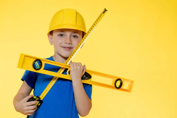 Malý Chlapec Žluté Helmě Stavitel Úrovní Nástroje — Stock fotografie