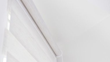 Tnaninny roller 'ın mekanizması kapanıyor. İkili pencere paten sistemi gece gündüz çalışıyor. İçerideki perdeleri kapat.