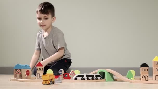 Leuke Jongen Speelt Met Een Houten Trein Neemt Hem Mee — Stockvideo