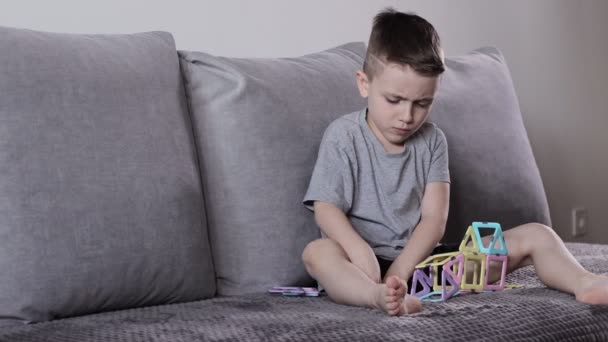 Een Kleine Jongen Die Gokt Met Een Magnetische Constructeur Creativiteit — Stockvideo