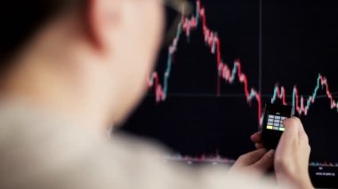 Kadın tüccar yatırımcı analizcisi şifreyi borsa grafiğinin arka planına şifreli donanım soğuk cüzdanı üzerine girin. Şifreleme para deposunu güvene al.