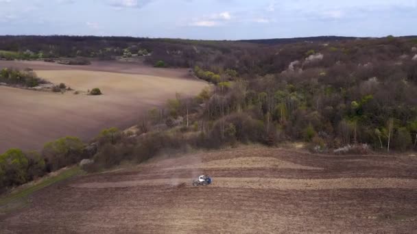Großer Traktor Der Ein Trockenes Feld Bearbeitet Von Oben Nach — Stockvideo