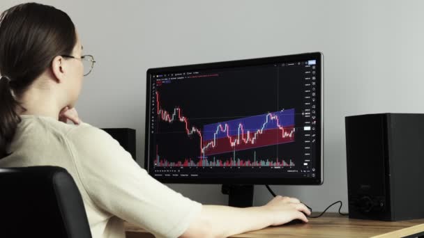 Woman Trader Trades Analyzes Cryptocurrency Market Invests Money While Sitting — Vídeos de Stock