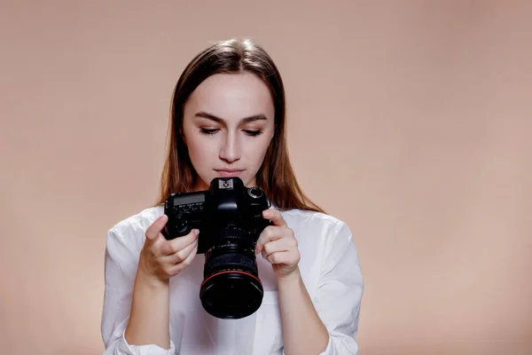 Retrato Uma Jovem Fotógrafa Segurando Uma Câmera Verificando Fotos Trabalho — Fotografia de Stock