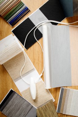 Kumaş perdeleri için kumaş seçimi için katalog şeklinde farklı doku ve renk örnekleri. Gece gündüz kör örnekleri.