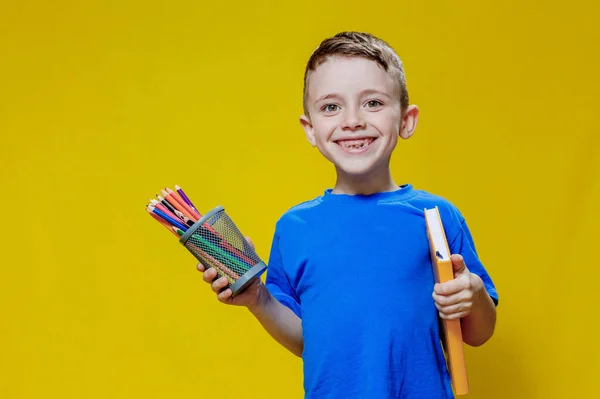 Glad Skolkamrat Blå Shirt Med Flerfärgade Pennor Och Boka Gul — Stockfoto