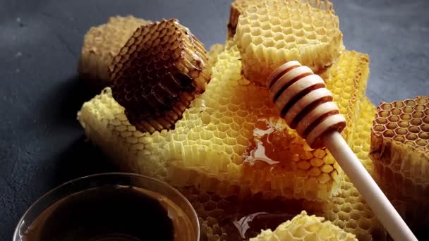 Miel goteando, vertiendo de una cuchara de madera. Miel dorada fresca líquida. Petos de miel. Miel orgánica saludable — Vídeos de Stock