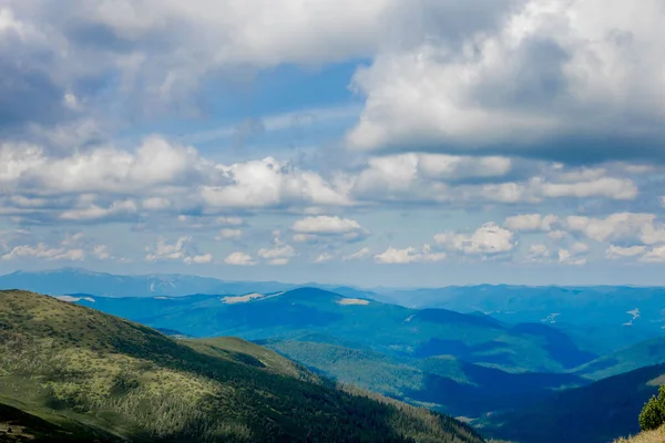 Mavi gökyüzü ve dağ manzarası. Sahne sabahın erken saatleri. Dağ doğal manzarası.