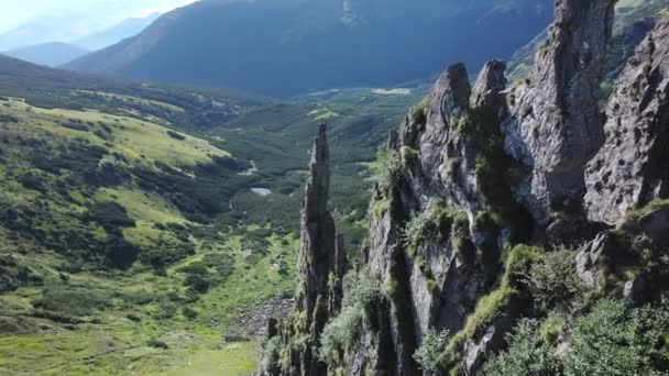 Luchtfoto van de rotsachtige top van de Spitz berg in de Karpaten, landschap van de zomer bergen. — Stockvideo
