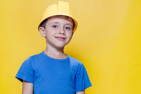 Retrato Preescolar Constructor Casco Sobre Fondo Amarillo — Foto de Stock
