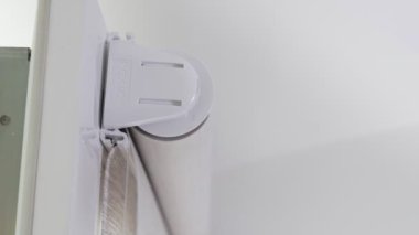 Tnaninny roller mekanizması kapalı alanda panjurları kapatır. İkili pencere kaydırma sistemi gece gündüz.