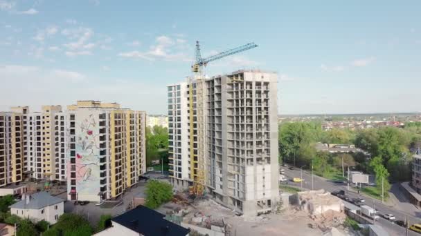 Letecký pohled na bytový dům ve výstavbě. Nemovitosti development — Stock video