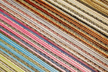 Farklı kumaş renkleri kataloğu. Yoğun kumaşın renk çeşitliliği. Renk paleti.