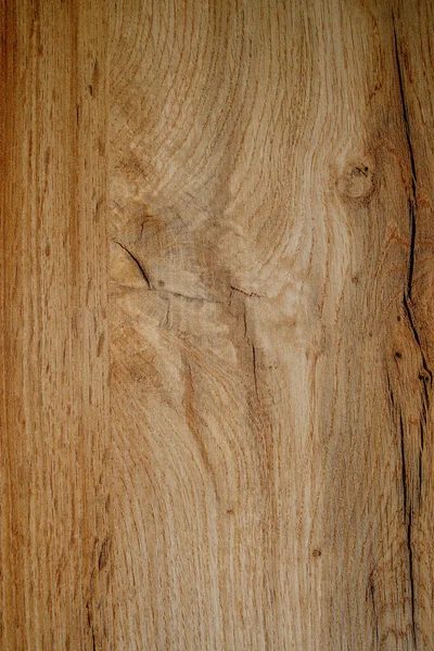 Ahşap arka plan dokusu. Eskimiş düğümlü tahtanın açık kahverengi yüzeyi doğal renkte..