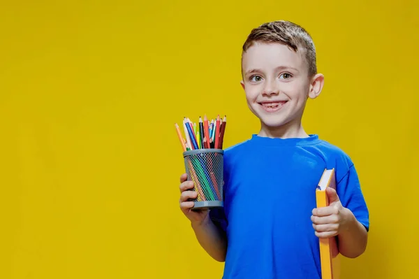 Glücklich Lächelnder Schüler Blauen Shirt Mit Buntstiften Und Buch Auf — Stockfoto