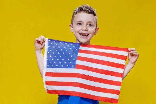 Klein Lachend Jongetje Met Een Amerikaanse Vlag Een Gele Achtergrond — Stockfoto