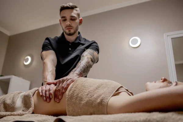 Giovane Donna Con Massaggio Addominale Massaggiatore Massaggio Stomaco — Foto Stock