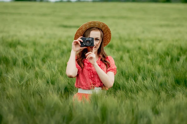 Egy Mező Közepén Fényképet Készít Egy Retro Kamerával — Stock Fotó