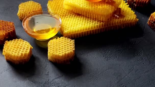蜂蜜滴下 木製のスプーンから注ぐ 新鮮な黄金の蜂蜜を液体 ハニーコムだ 健康的な有機蜂蜜 — ストック動画