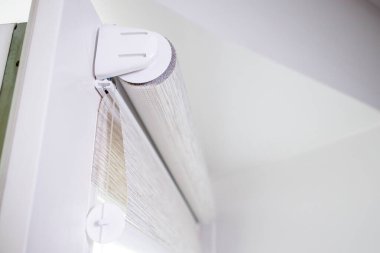 Pencere ikilisi gece gündüz çalışıyor. Kapatın perdeleri.