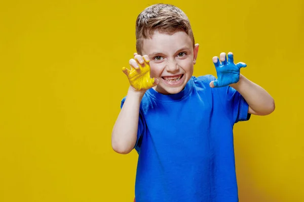 Mały Szczęśliwy Chłopiec Malowanymi Dłońmi Kolorze Żółtym Niebieskim Kolory Flagi — Zdjęcie stockowe