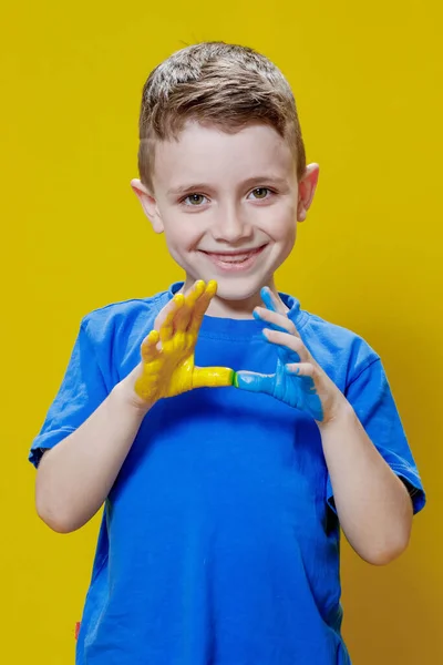 Liten Glad Pojke Med Målade Handflator Gult Och Blått Färgerna — Stockfoto