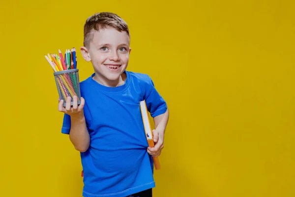 Glad Skolkamrat Blå Shirt Med Flerfärgade Pennor Och Boka Gul — Stockfoto