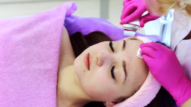 Ультразвукове Сканування Молода Жінка Отримує Ультразвукову Кавітацію Очищення Обличчя Косметологія — стокове відео