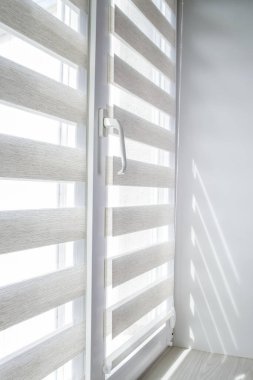 Pencere ikilisi gece gündüz çalışıyor. Kapatın perdeleri.