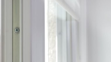 Tnaninny roller 'ın mekanizması kapanıyor. İkili pencere paten sistemi gece gündüz çalışıyor. İçerideki perdeleri kapat.