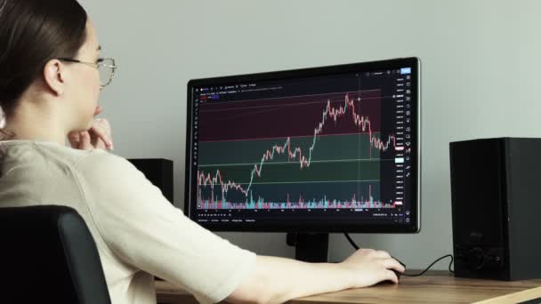 Woman Trader Trades Analyzes Cryptocurrency Market Invests Money While Sitting — Video Stock