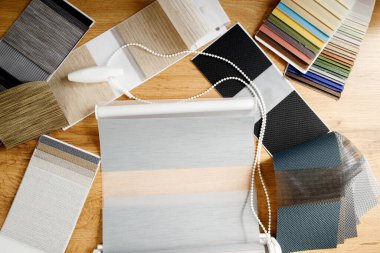 Kumaş perdeleri için kumaş seçimi için katalog şeklinde farklı doku ve renk örnekleri. Gece gündüz kör örnekleri.