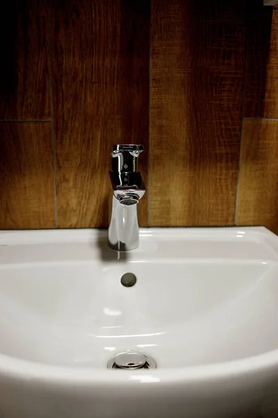 Interiér Koupelny Bílým Dřezem Kohoutkem Vodní Kohoutek Bílý Dřez Keramické — Stock fotografie
