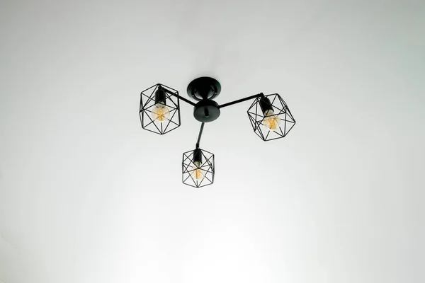 Geometrisk Lampa Hänger Ett Vitt Tak Modern Minimalistisk Lampa Som — Stockfoto