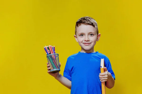 Lachende Vrolijke Scholier Blauw Shirt Met Veelkleurige Potloden Boek Gele — Stockfoto