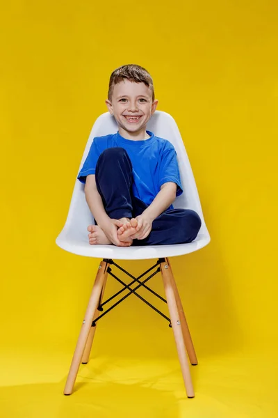 Glada Liten Pojke Blå Casual Shirt Och Byxor Sitter Vit — Stockfoto