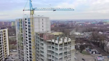 Bir şehirde inşaat halindeki yüksek apartmanın beton çerçevesinin havadan görünüşü