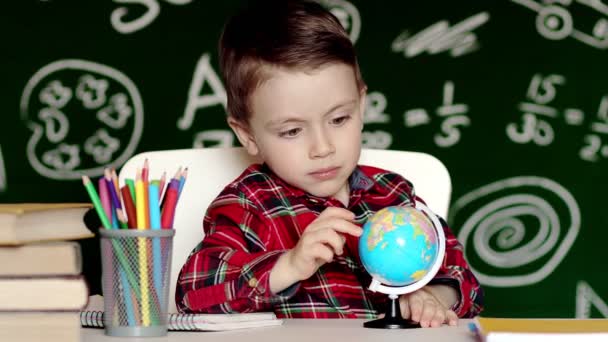 Educação Casa Para Crianças Menino Olhando Para Globo Uma Criança — Vídeo de Stock