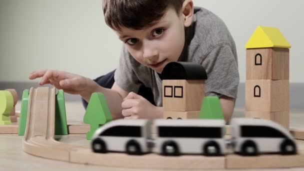 Leuke Jongen Speelt Met Een Houten Trein Neemt Hem Mee — Stockvideo