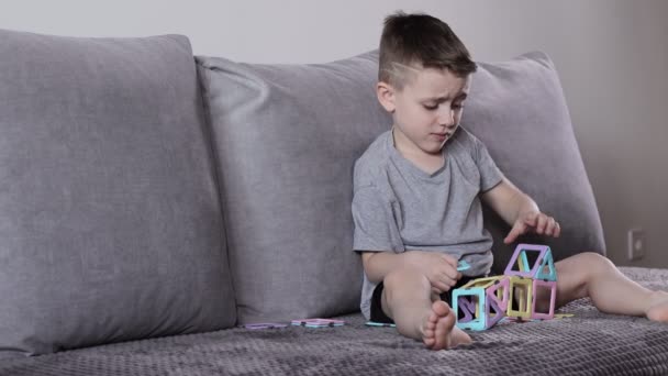 Ein Kleiner Junge Spielt Mit Einem Magnetkonstruktor Kreativitätsentwicklung Magnetischer Konstrukteur — Stockvideo