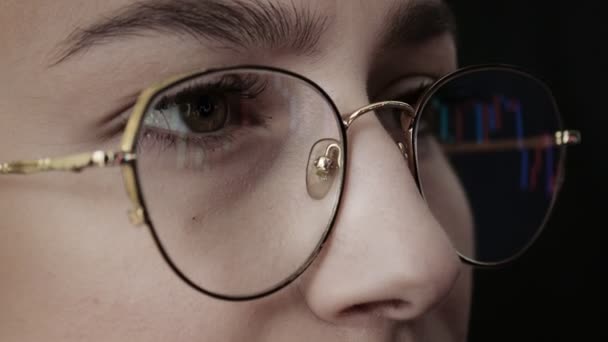 Zbliżenie Twarz Młodej Kobiety Graficzny Wyświetlacz Komputerowy Okularami Kobieta Sprawdzająca — Wideo stockowe