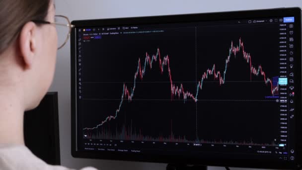 Woman Trader Trades Analyzes Cryptocurrency Market Invests Money While Sitting — Vídeos de Stock