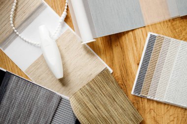 Kumaş perdeleri için kumaş seçimi için katalog şeklinde farklı doku ve renk örnekleri. Gece gündüz kör örnekleri.