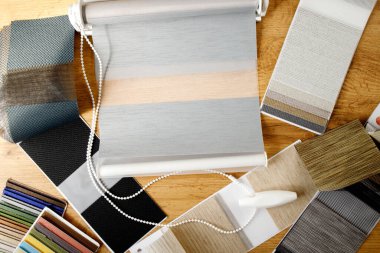 Kumaş perdeleri için kumaş seçimi için katalog şeklinde farklı doku ve renk örnekleri. Gece gündüz kör örnekleri.