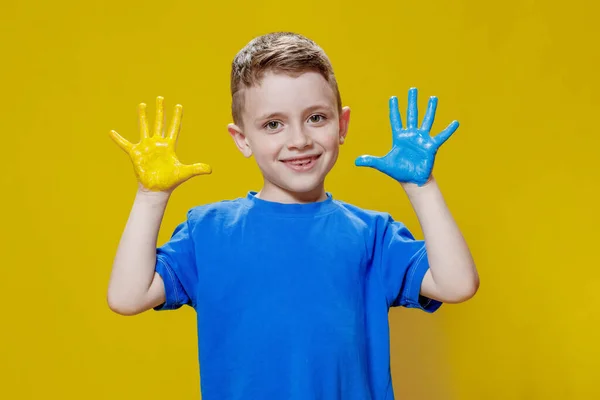 Liten Glad Pojke Med Målade Handflator Gult Och Blått Färgerna — Stockfoto