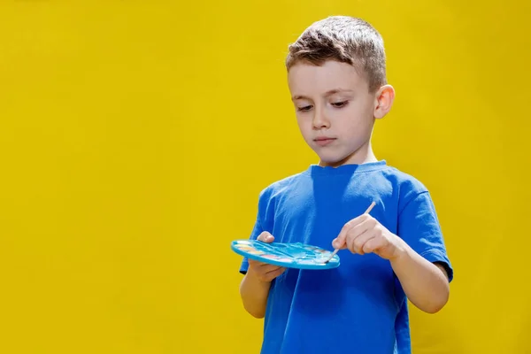 Little Cute Preschool Boy Intently Holding Palette Paints Brush Yellow — Stockfoto