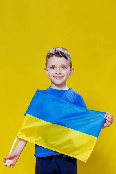 Petit Garçon Souriant Tenant Drapeau Jaune Bleu Ukraine Enfant Ukrainien — Photo