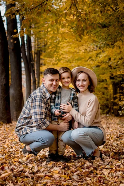 Portrait Happy Young Family Background Autumn Park Mom Dad Son — Stock Photo, Image